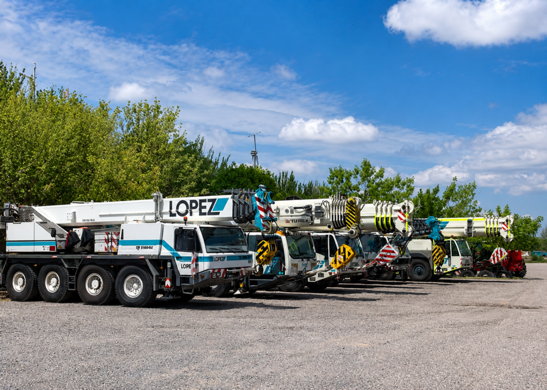 Flota de grúas López de 60 a 220 toneladas para izajes industriales en Mendoza y Cuyo