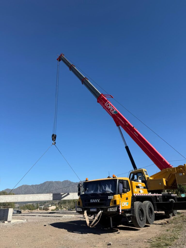 Grúa móvil SANY de López Argentina realizando un izaje industrial en Mendoza